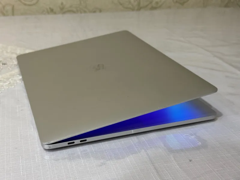 Apple Macbook Pro 2018 Silver 15 inch intel Core i7 2