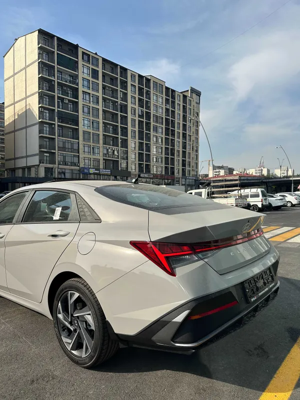 2026 Hyundai Elantra Exclusive — фото 3