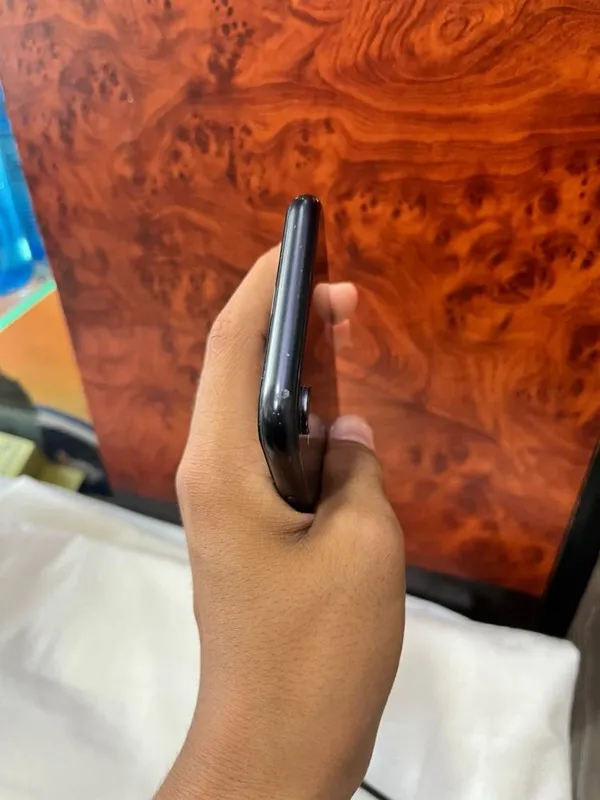 iPhone XR. 4