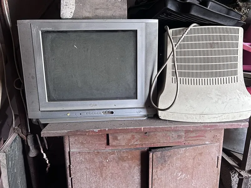 LG televizor sotiladi ishlidigan holatda eski monitorham bor LG televizor sotiladi ishlidigan holatda eski monitorham bor