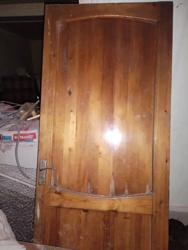 Eshik romlar sotiladi narxini kelishamiz 2