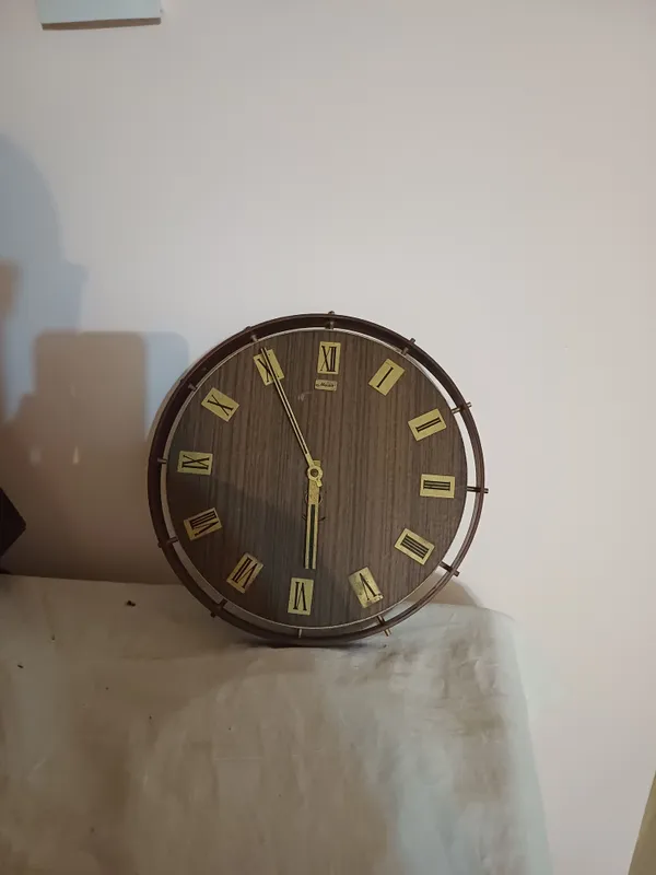 SSSR vintage mexanik stol soati. Ishlaydi 4 SSSR vintage mexanik stol soati. Ishlaydi 4