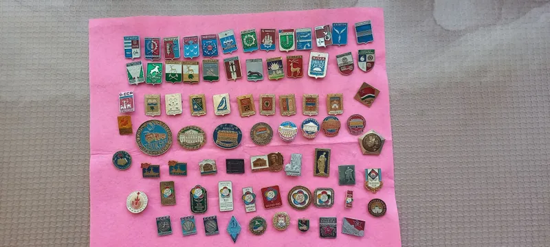 Продаються советские значки