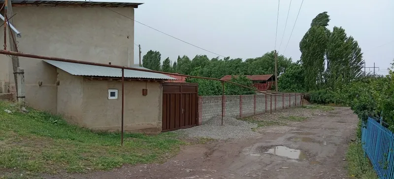 Бостонлик Азадбашда ховли сотилади 8 сотх 2 кават