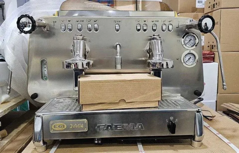Кофемашина Faema E61 Jubilé, с 2 группами. Kofemashina Faema E61.