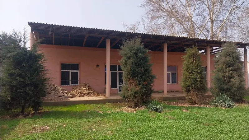 Tadbirkorlik va yashash uchun 10 sutuģ er maydoni va 4 xonali bino