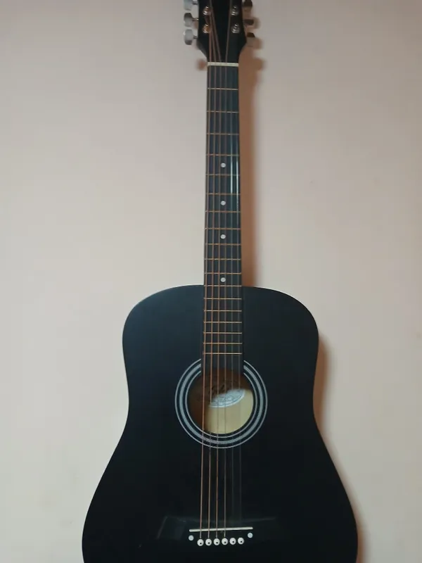 gitara sotiladi narxi 1 900 000 sõm kilishamiz ...