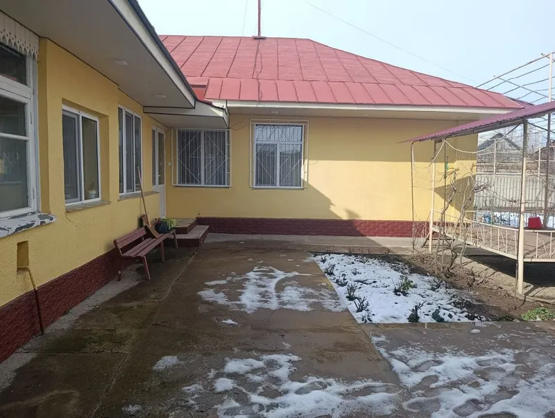 Продаю участок 10 соток большой дом угловой в центре