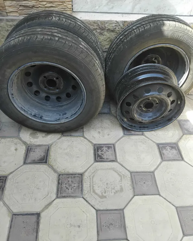 Колеса 195/65 R15 б/у -3шт.+ 1 диск Колеса 195/65 R15 б/у -3шт.+ 1 диск