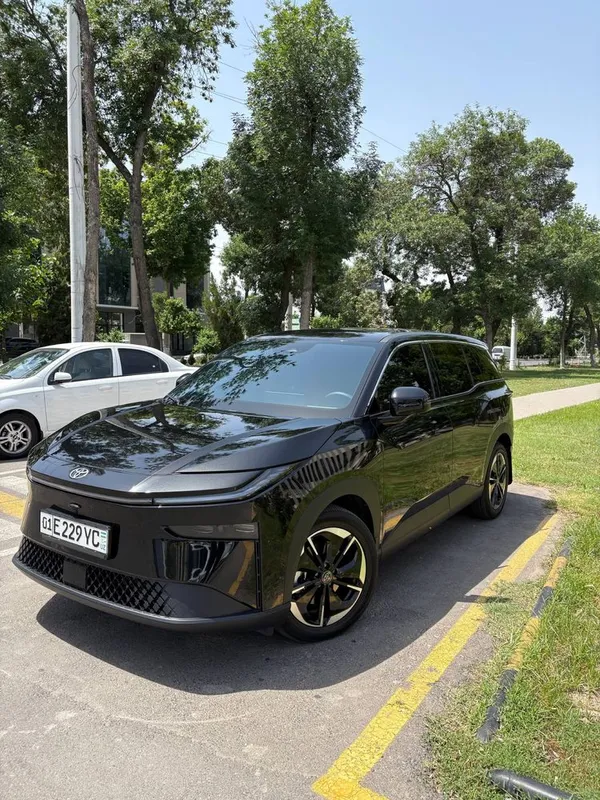 TOYOTA BZ3X Pro Plus EV 520 чистый как новый — фото 2