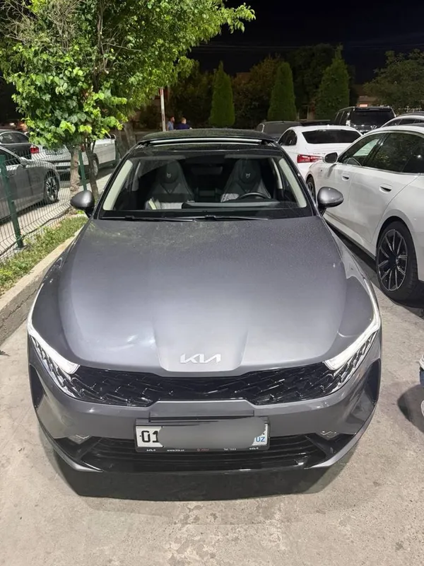 Kia K5 2024 Premium Presti 4 pozitsa mokri asfalt 1
