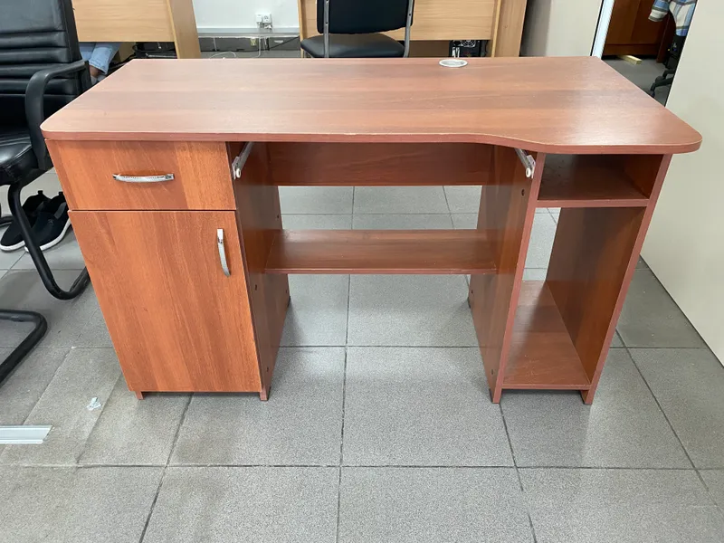 ПРОДАЮ ОФИСНЫЕ СТОЛЫ 9  штук