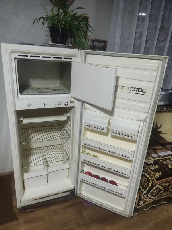 Продаётся два холодильника цена за штуку 800000 — фото 1