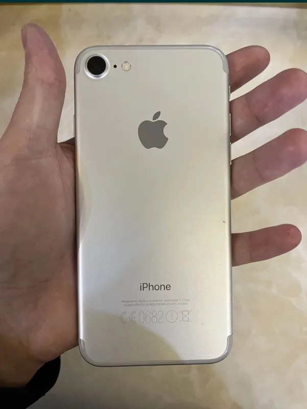 iPhone 7 Silver 1 iPhone 7 Silver 1
