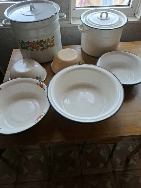 Эмалированные чашки и кастрюли