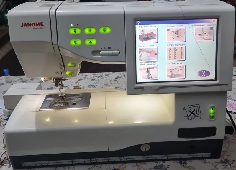 Janome Memory Craft 11000 (Компьютерная швейная машина с экраном) 1