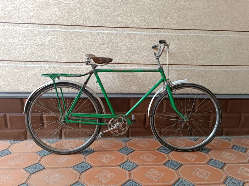 Retro velosiped 1990-yilgi – mustahkam va ishlaydigan holatda.