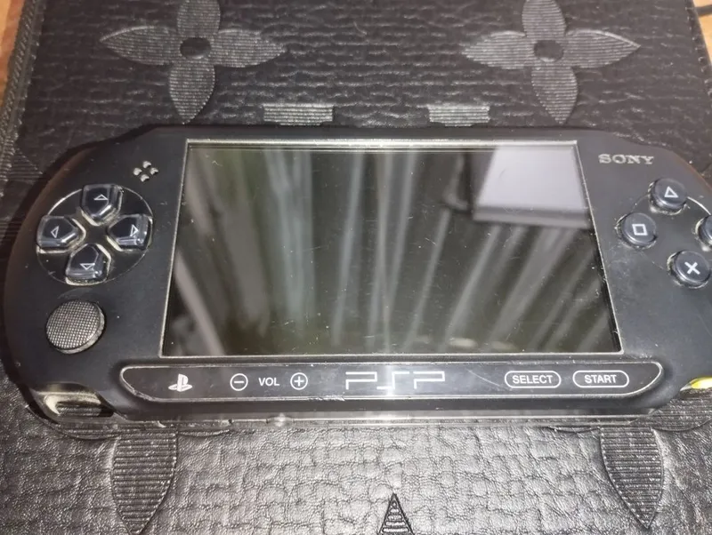 Продаётся оригинальная PSP Street, чёрная 1 Продаётся оригинальная PSP Street, чёрная 1