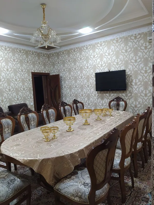 Угловой Мирдустим кучасида жойлашган 3 қаватли коттедж сотилади.