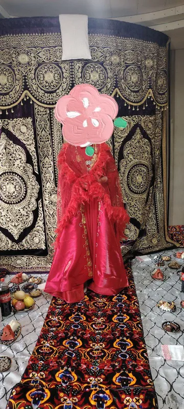 Одежда, надетая 1–2 раза, также есть украшения 1