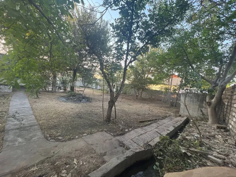 Yuqorichirchiq Sakson ota mahallasida Hovli sotiladi 9 sotka 1
