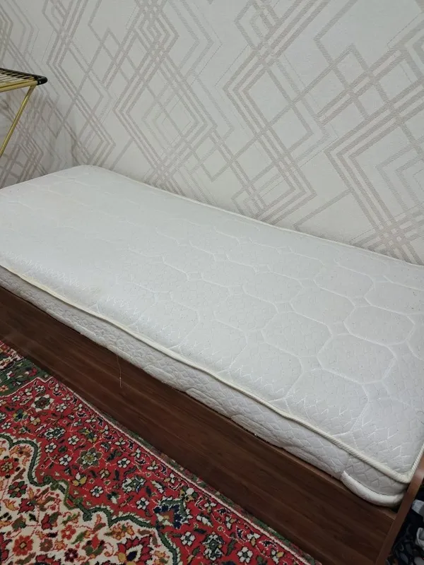 Продаеться 2 кроват и 2 ортопедический матрац.