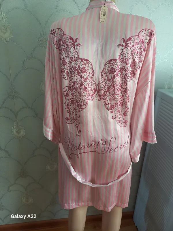 Продается атласный халат Victoria's Secret 1 Продается атласный халат Victoria's Secret 1