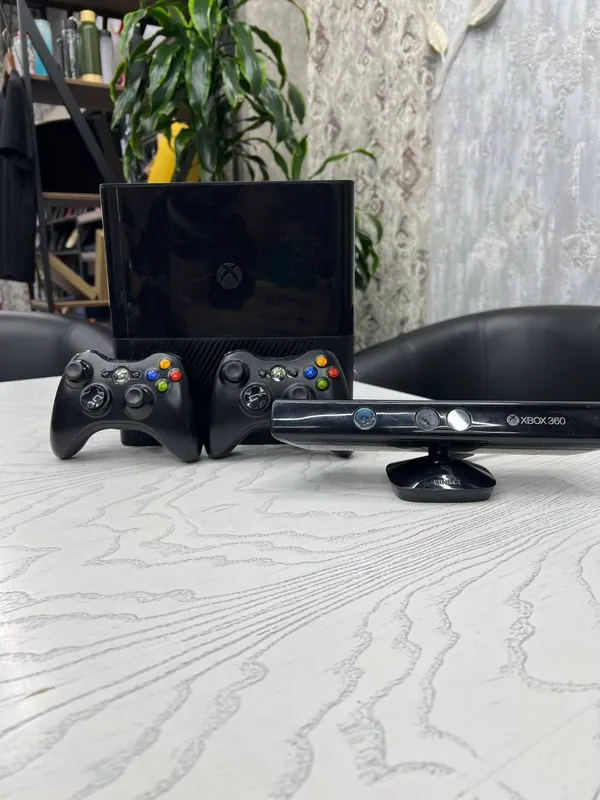 Xbox 360e 250gb. 1