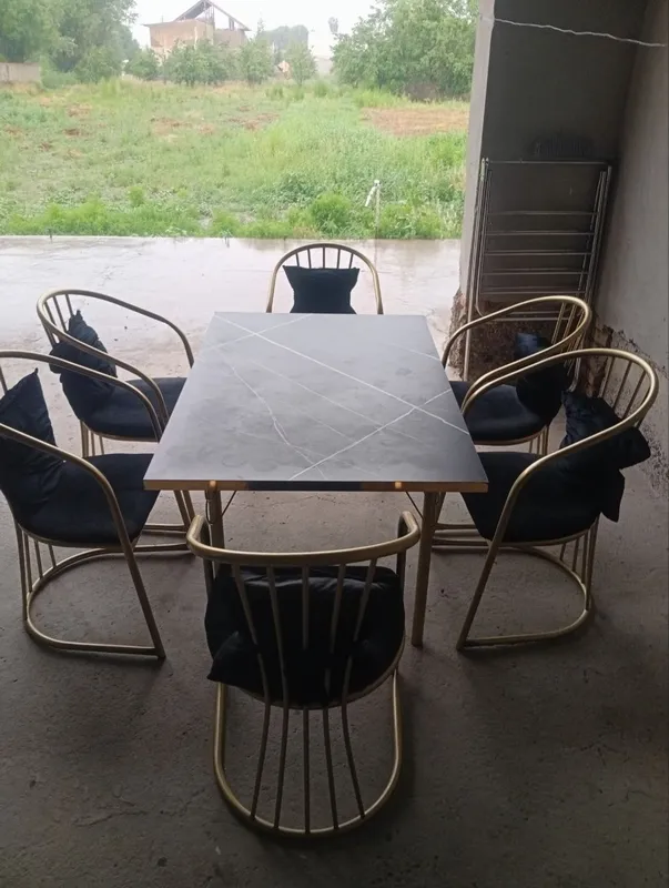 Стол стул акуратний янги