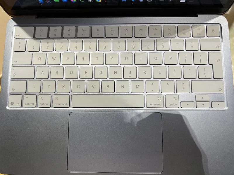 MacBook Neo 13" 8/256GB Indigo — 7 циклов батареи, полный комплект 4