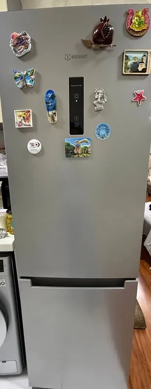 Продается холодильник Indesit Total No Frost+ микроволновка в подарок