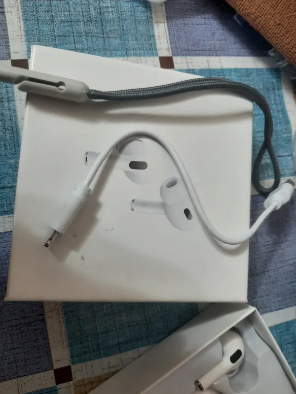 AirPods, состояние среднее 4 AirPods, состояние среднее 4