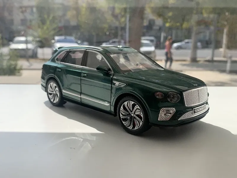 Modelka Bentley Bentyaga 1:24 1