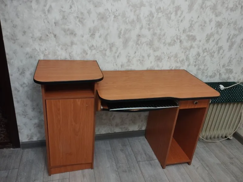 Продается компьютерный стол в хорошем состоянии