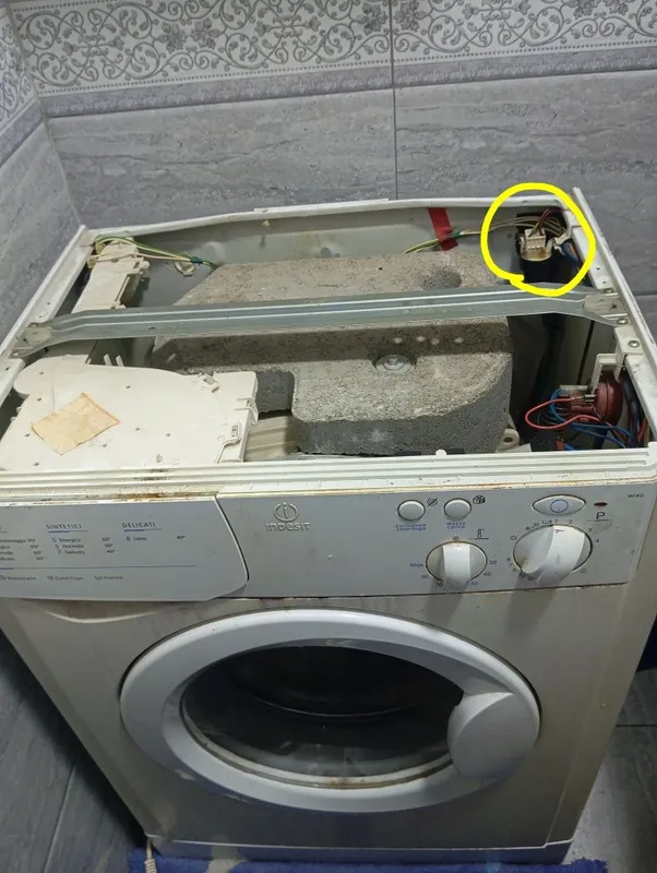 Продаю стиральную машинку Indesit WI 40