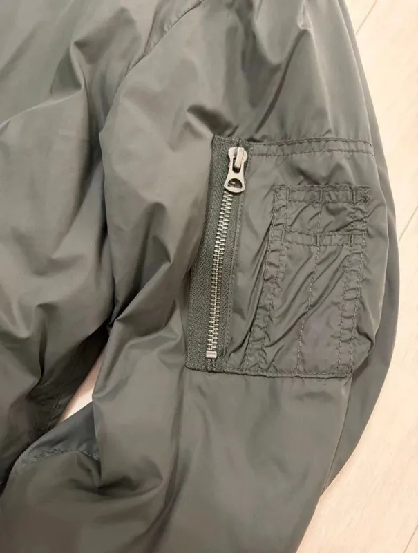 Продам: Куртка-бомбер Uniqlo — фото 2