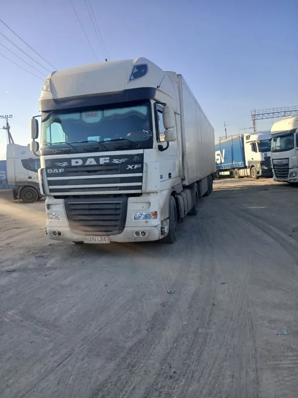 DAF 460, 2012 y, Schmitz SLX300, 2010 y 2 DAF 460, 2012 y, Schmitz SLX300, 2010 y 2