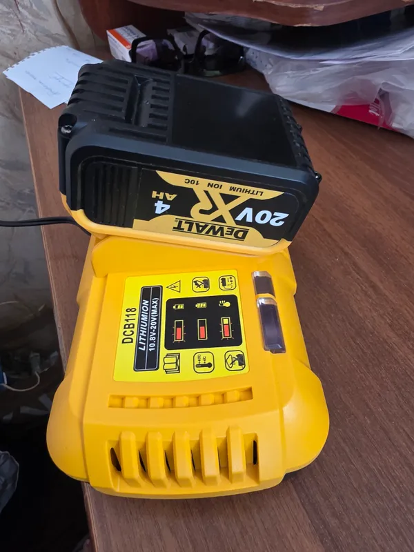 Dewalt akkumulyatori uchun tezkor zaryadlovchi. DSB 118, 6 A 5