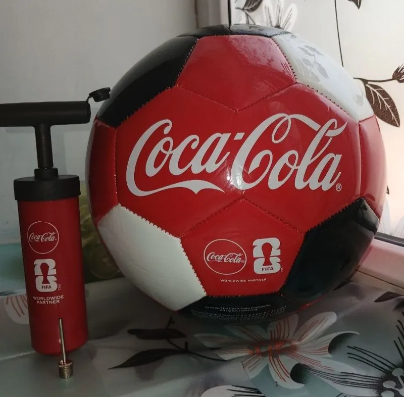 Мяч от Coca cola с мини насосом для мячей