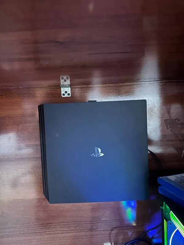 Playstation 4 pro 1TB 1