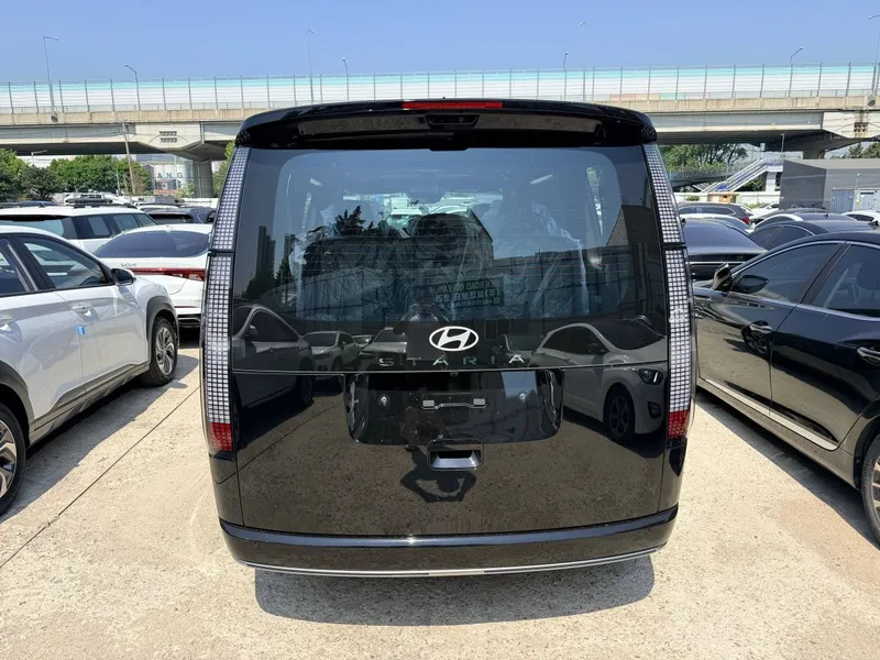 Hyundai Staria 1.6 Turbo Hybrid Lounge Inspiration — фото 2