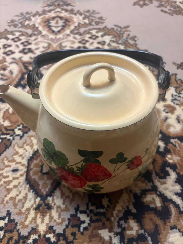 Чайник эмалированный . Чайник эмалированный .