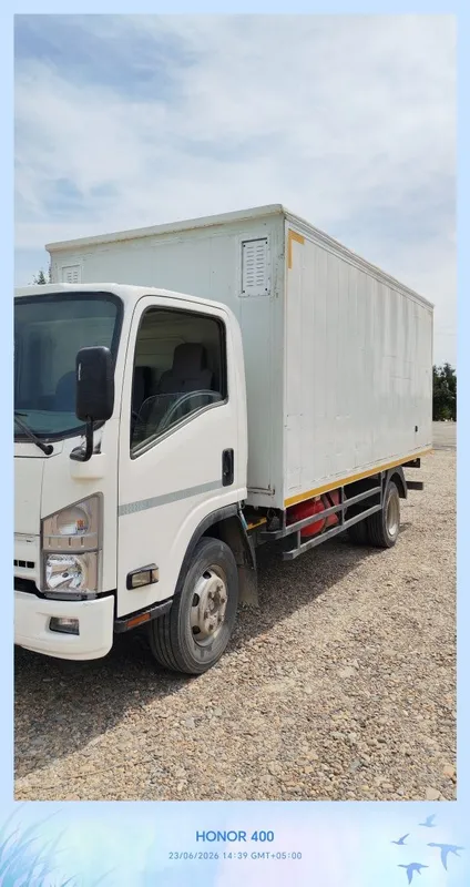 Isuzi avtobusda yig'ilgan 2