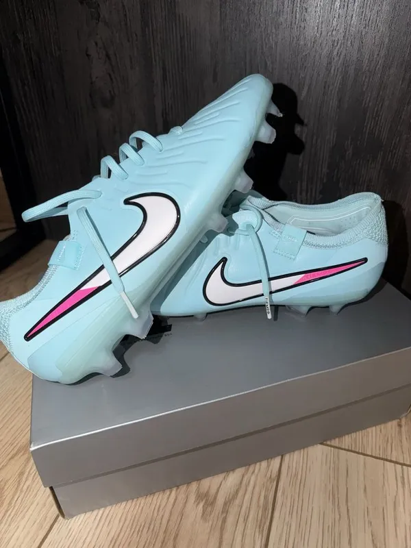 Продам новые оригинальные бутсы Nike Tienpo 43его размера 1 Продам новые оригинальные бутсы Nike Tienpo 43его размера 1