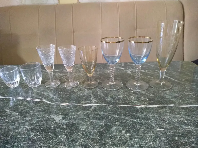 Рюмки разные, целые.
