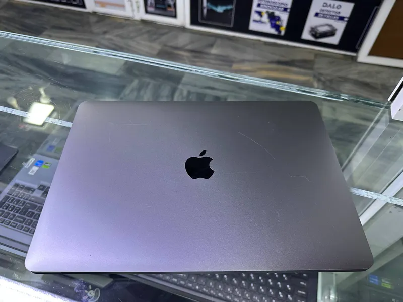 MacBook Pro (2022) 4 MacBook Pro (2022) 4