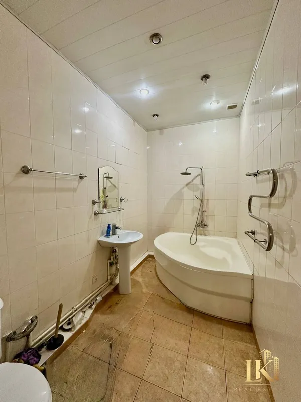 Продаётся 3-комнатная квартира, 80 м², 3/3, потолки 4 м, 2 балкона 6