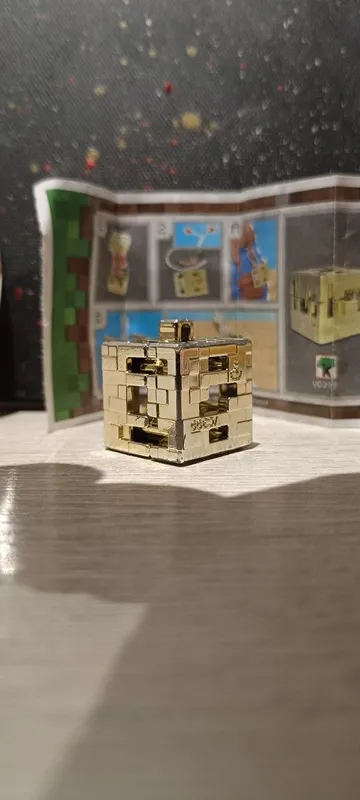 Продаю Kinder Joy Minecraft золотой куб — фото 1