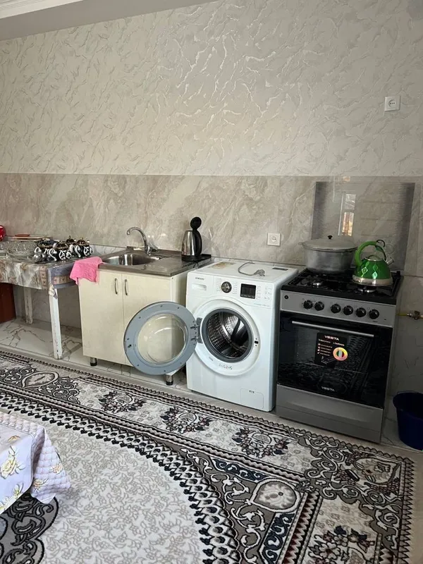 Qibray tumanida 2 etaj uyyi xar bitta xonasi beriladi srochniy 3
