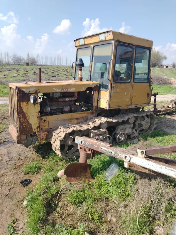 Qishloq xo'jalik texnikasi ya'ni traktor sotiladi zanjirli 2